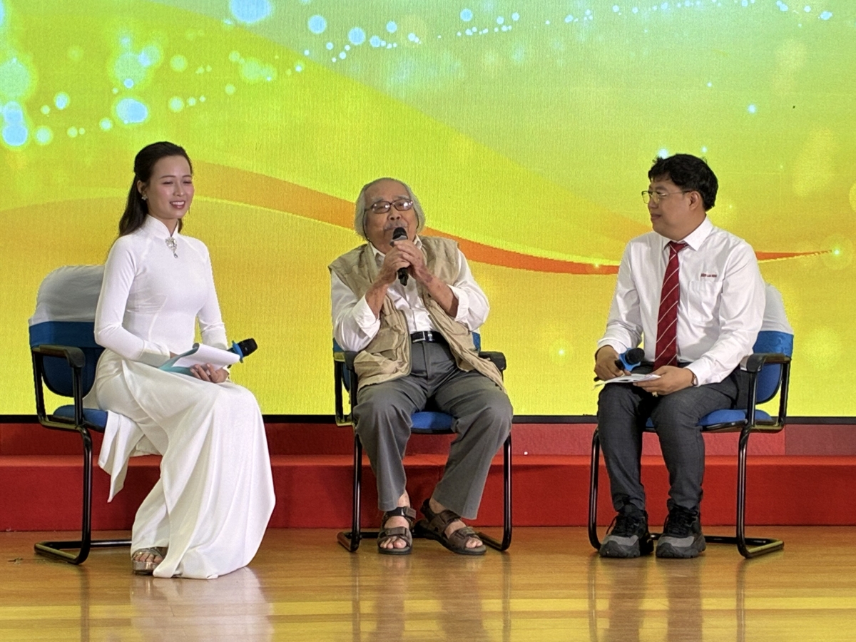 NSND Trần Minh Ngọc, thành viên Hội đồng Nghệ thuật giải Mai Vàng chia sẻ tại buổi giao lưu.