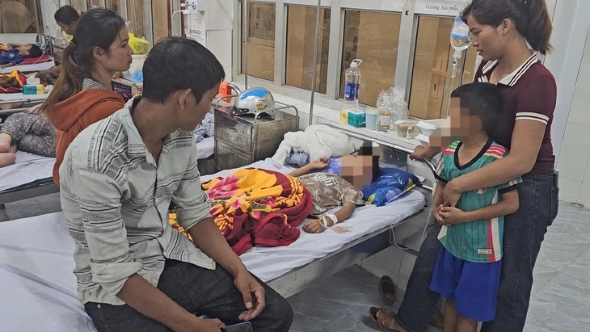 40 học sinh đã nhập viện, vì thức ăn tại bếp ăn bán trú của trường bị nhiễm khuẩn