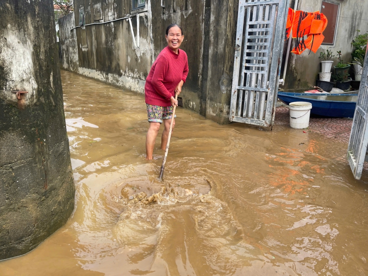 Nước rút đến đâu, người dân dọn dẹp đến đó