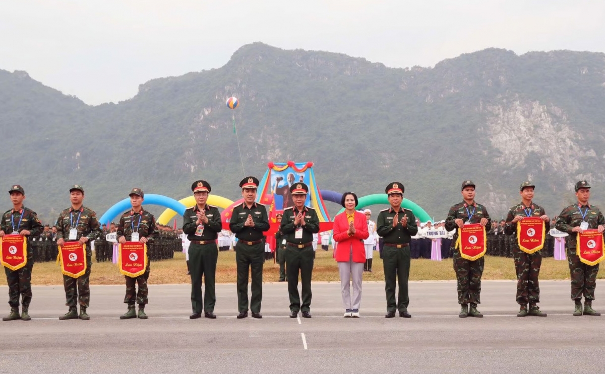 Đại diện ban Tổ chức tặng cờ các đơn vị tham gia Hội thao