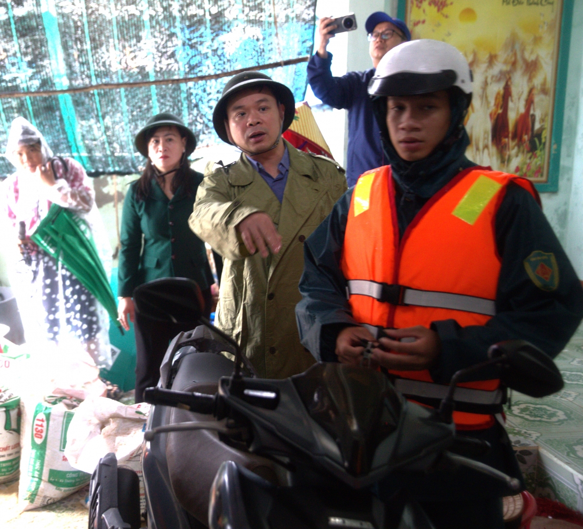 Ông Đỗ Tấn Huy, Phó Bí thư Tỉnh uỷ Đắk Lắk trực tiếp vận động một hộ dân ở Tổ dân phố Từ Nham, phường Sông Cầu đến nơi an toàn hơn trong bão số 13.