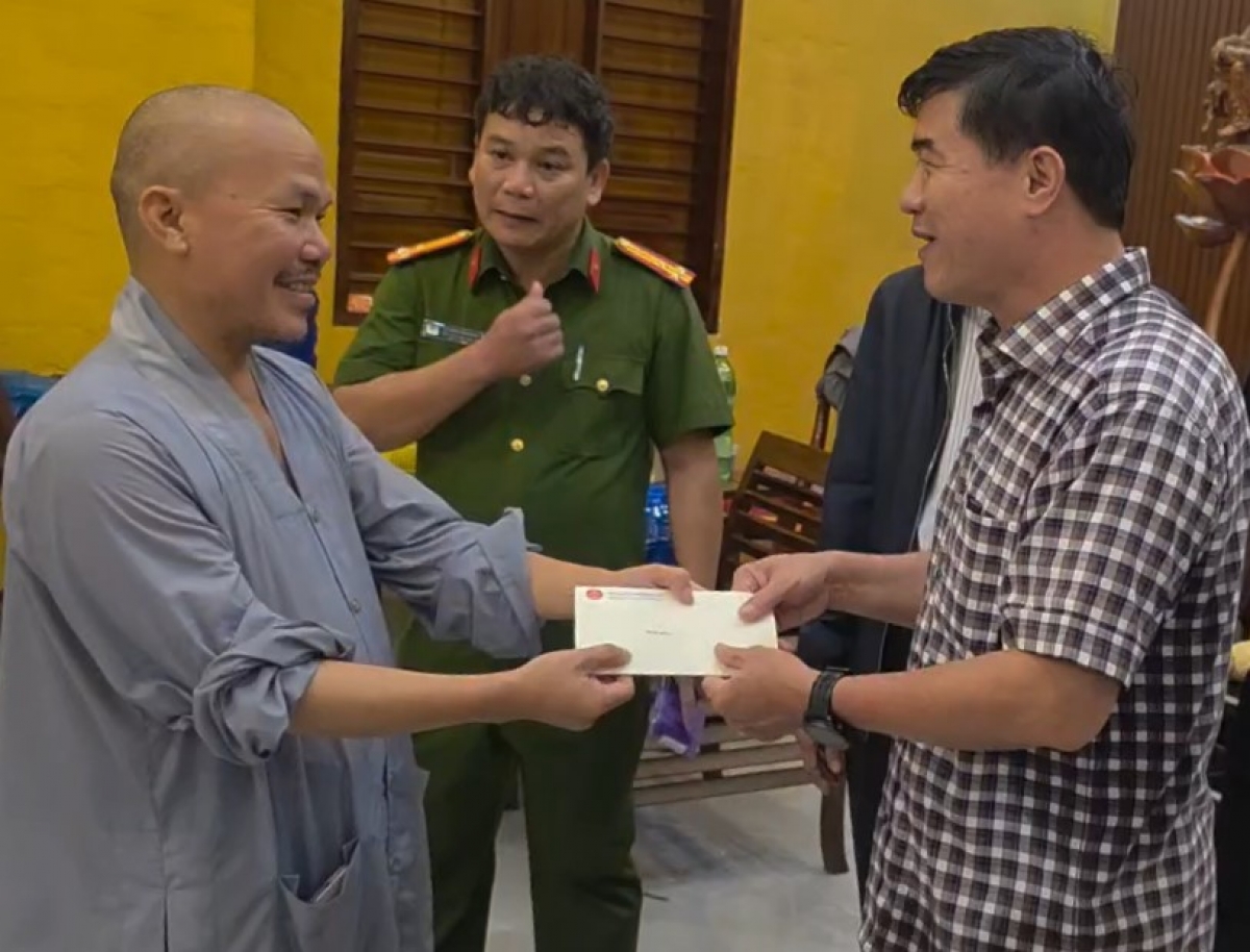 Ông Nguyễn Thiên Văn, Phó Chủ tịch UBND tỉnh Đắk Lắk (áo ca rô) trao quà cho người dân ở xã Tuy An Nam, khi đang tránh trú bão số 13.