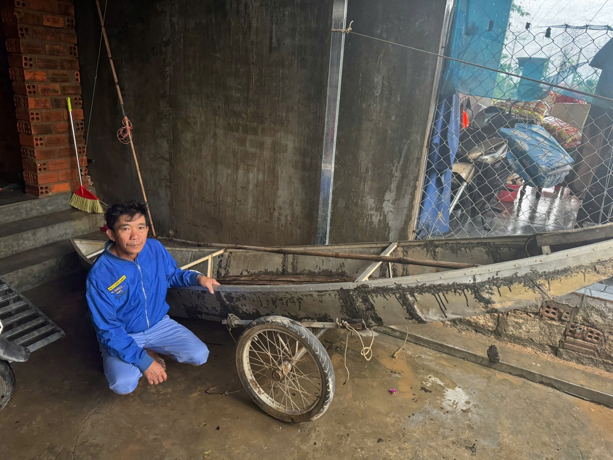 Ông Trần Công Thành và chiếc ghe ông đã chèo để cứu 40 người trong lũ dữ.