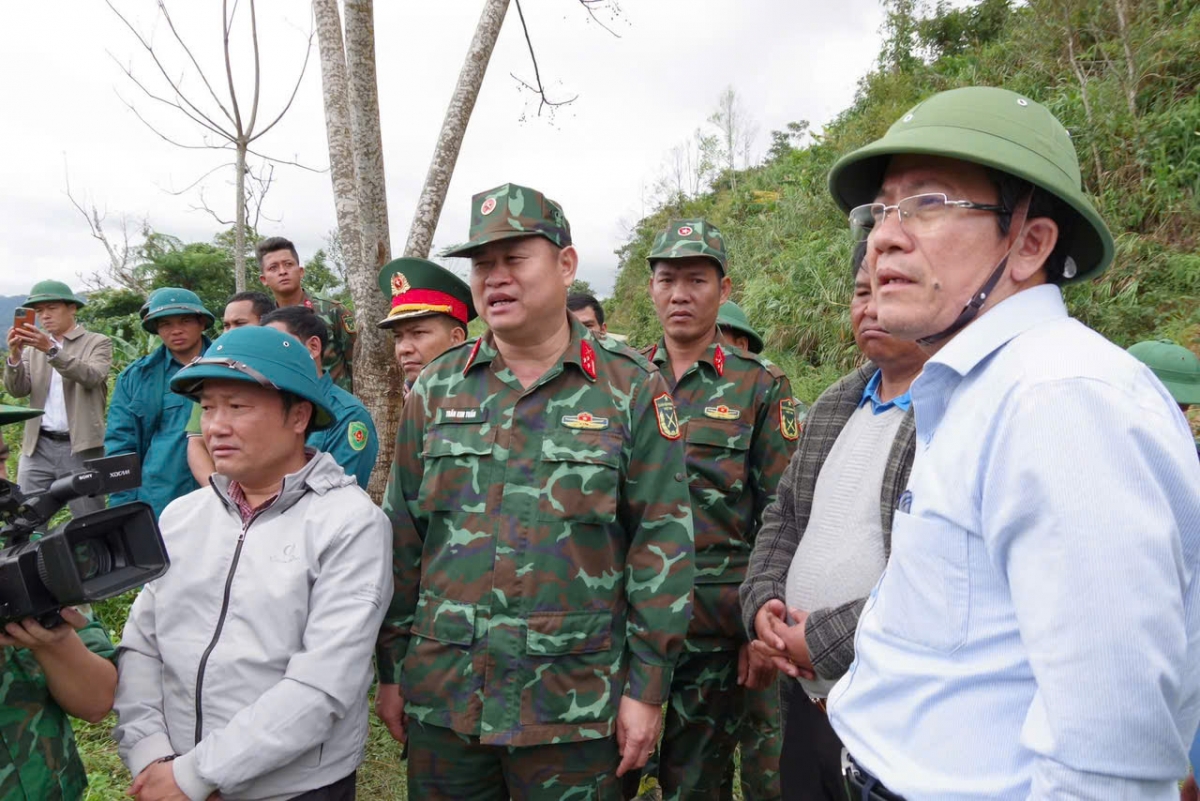 Ông Trần Nam Hưng, Phó Chủ tịch UBND thành phố Đà Nẵng (bên phải) kiểm tra hiện trường vụ sạt lở
