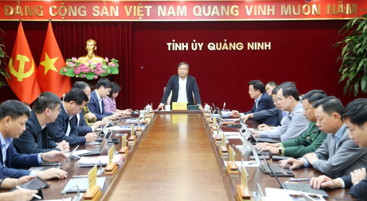 Đồng chí Vũ Đại Thắng, Ủy viên Trung ương Đảng, Bí thư Tỉnh ủy, Trưởng Đoàn ĐBQH tỉnh Quảng Ninh chủ trì làm việc với các cơ quan, đơn vị, lực lượng vũ trang để chỉ đạo triển khai ngay công tác hỗ trợ với tinh thần hỗ trợ nhanh nhất, hiệu quả nhất. (Ảnh nguồn: báo Quảng Ninh)