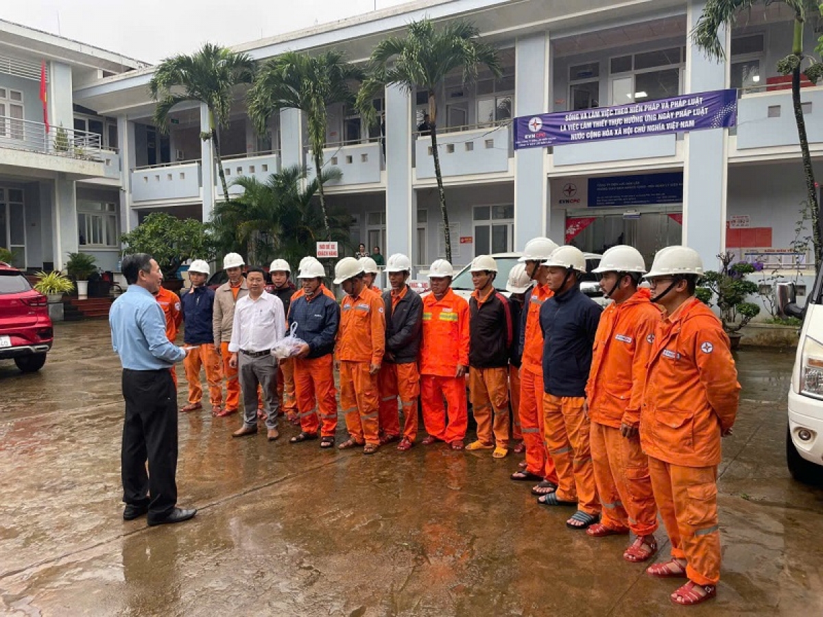 Công ty Điện lực Đắk Lắk huy động tổng lực, khoảng 1.000 công nhân ứng trực, khôi phục cấp điện sau ngập lụt