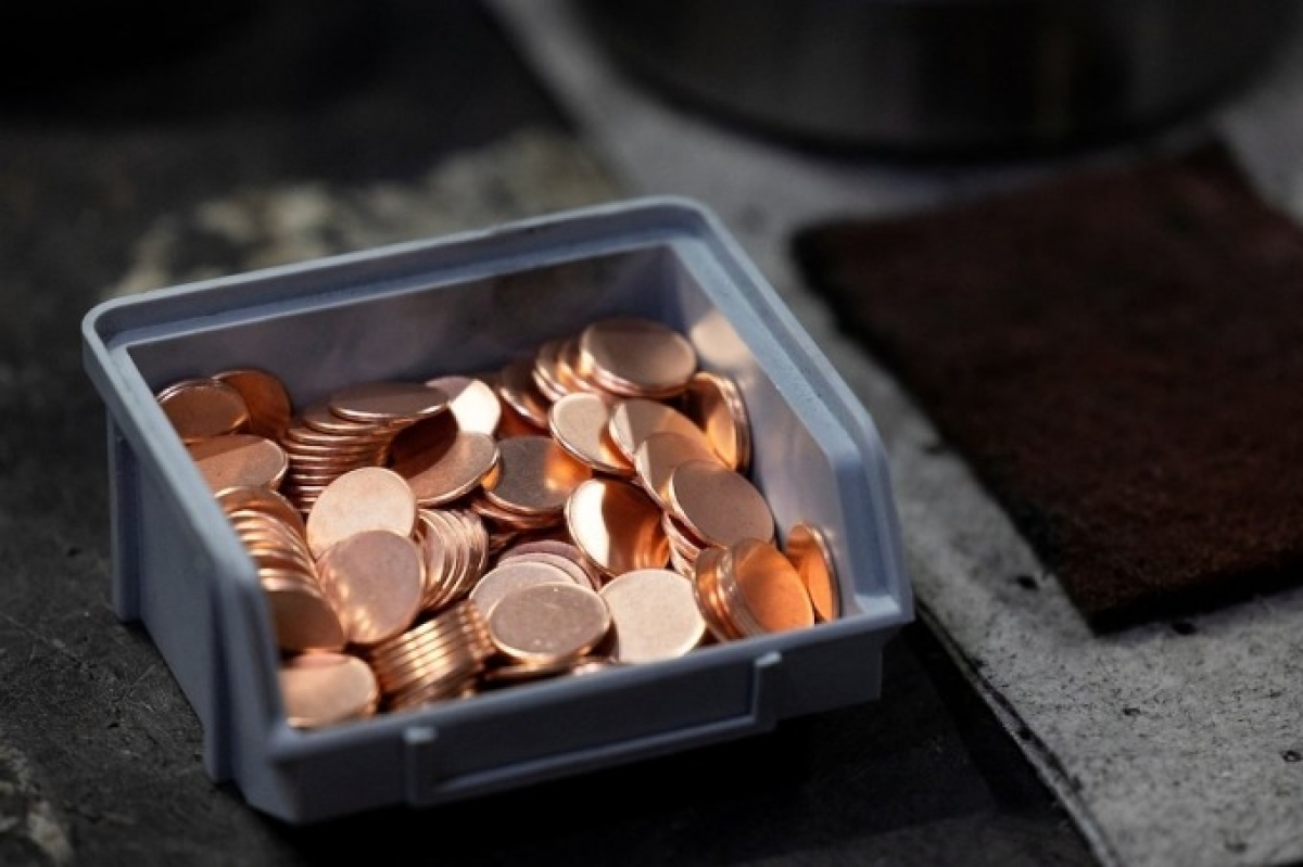 Các đồng xu trơn chuẩn bị được dập tại xưởng Philadelphia ngày 12/11. Ảnh: Reuters