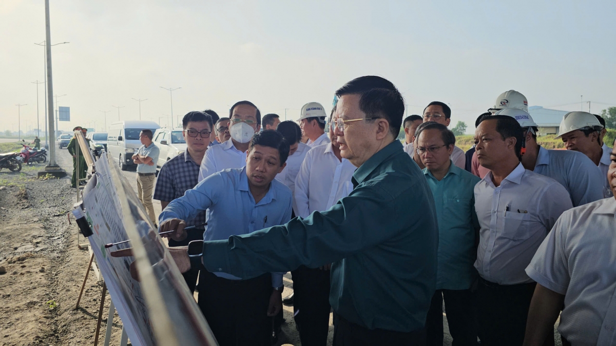 Phó Thủ tướng Chính phủ Mai Văn Chính (giữa) cùng lãnh đạo tỉnh Tây Ninh kiểm tra công trường dự án đường Vành đai 3 TP.HCM (Ảnh: Quang Anh)