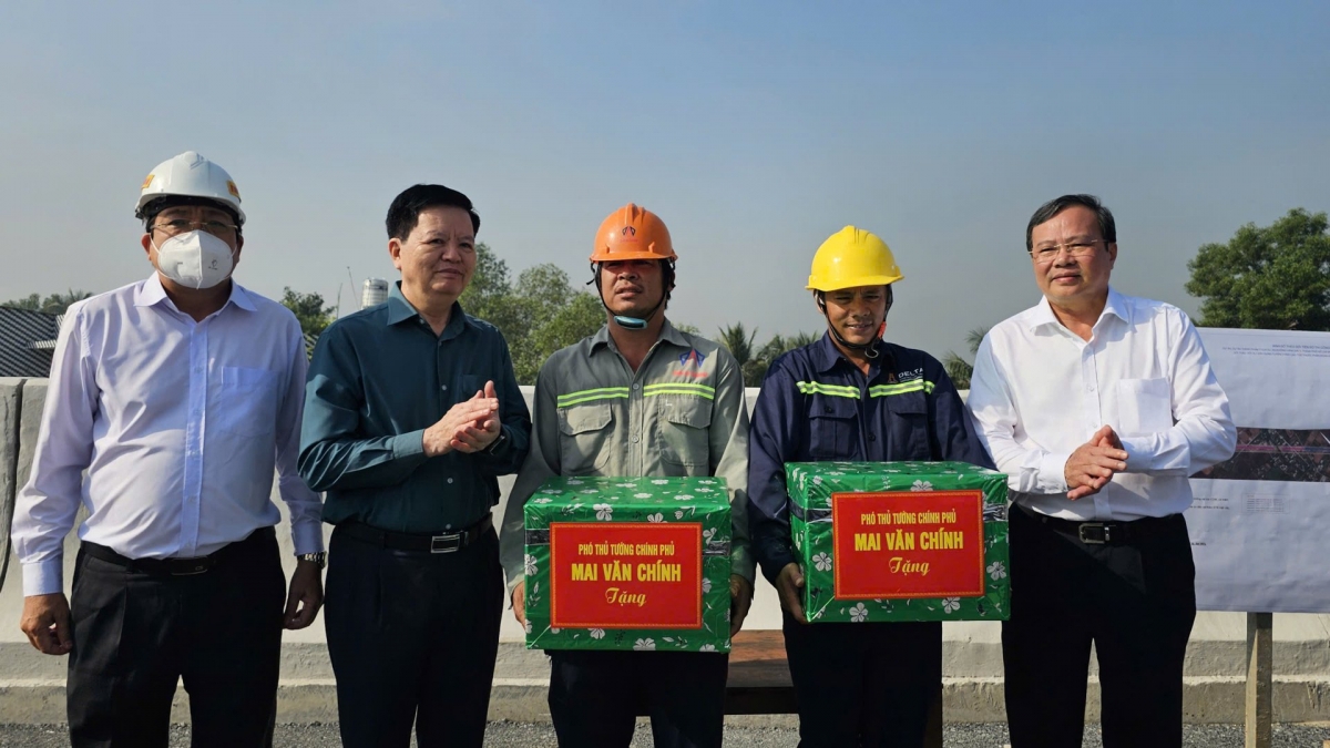 Phó Thủ tướng Chính phủ Mai Văn Chính (thứ 2 từ trái qua) tặng quà động viên tinh thần các đơn vị thi công(Ảnh: Quang Anh)