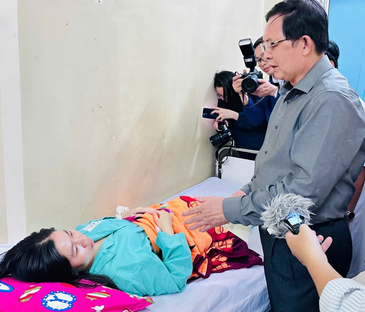 Phó Thủ tướng Hồ Quốc Dũng động viên nạn nhân vụ sạt lở.