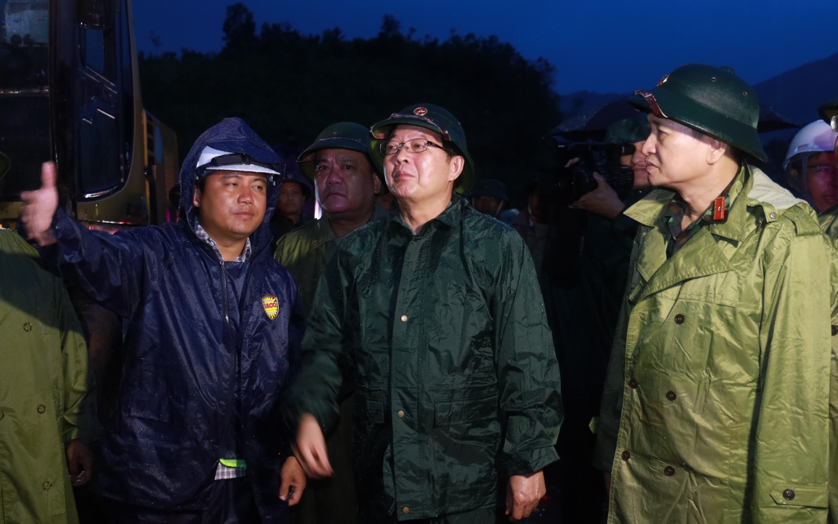 Phó Thủ tướng Hồ Quốc Dũng kiểm tra điểm sạt lở trên đèo Khánh Lê, tỉnh Khánh Hòa.