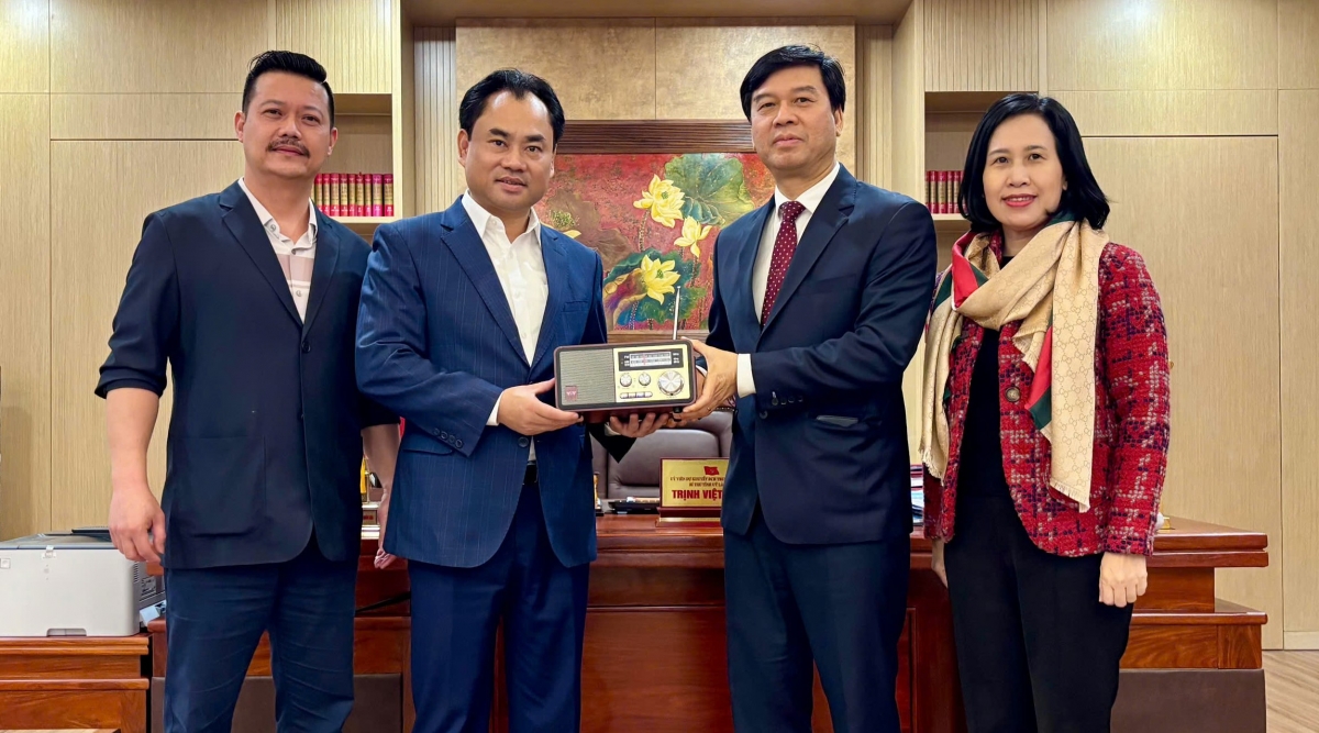 Phó Tổng Giám đốc VOV - Ngô Minh Hiển và Bí thư Tỉnh ủy Lào Cai - Trịnh Việt Hùng trao đổi nhiều nội dung về công tác tuyên truyền trong thời gian tới