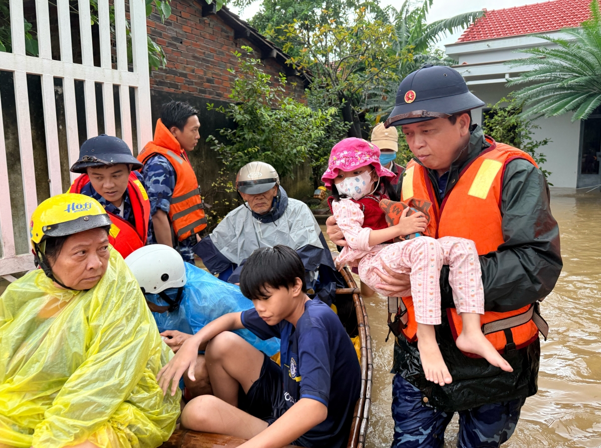 Phối hợp sơ tán bà con nhân đân