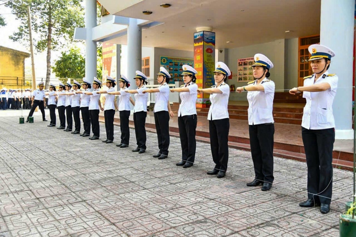 Phụ nữ Lữ đoàn 125 Vùng 2 Hải quân huấn luyện điều lệnh
