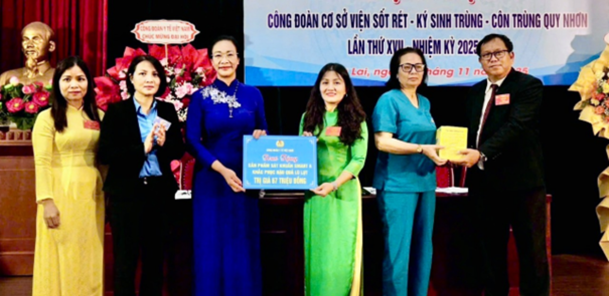 PGS.TS Phạm Thanh Bình, Chủ tịch Công đoàn Y tế Việt Nam trao quà hỗ trợ cho đồng bào bị ảnh hưởng bởi bão lũ tại Viện Sốt rét – Ký sinh trùng – Côn trùng Quy Nhơn, Bình Định