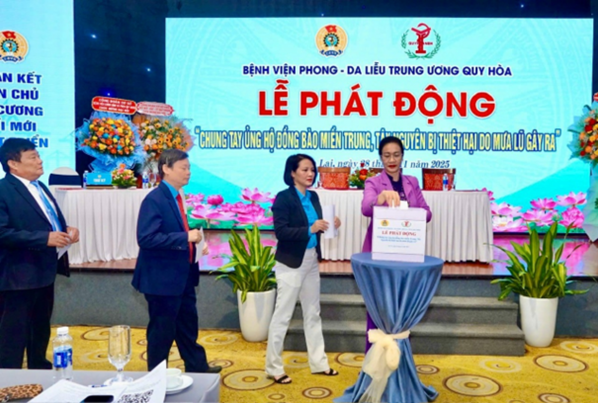 Lãnh đạo Công đoàn Y tế Việt Nam cùng người lao động Bệnh viện Phong – Da liễu Trung ương Quy Hòa quyên góp, ủng hộ người dân bị thiệt hại nặng nề do bão lụt tại tỉnh Bình Định