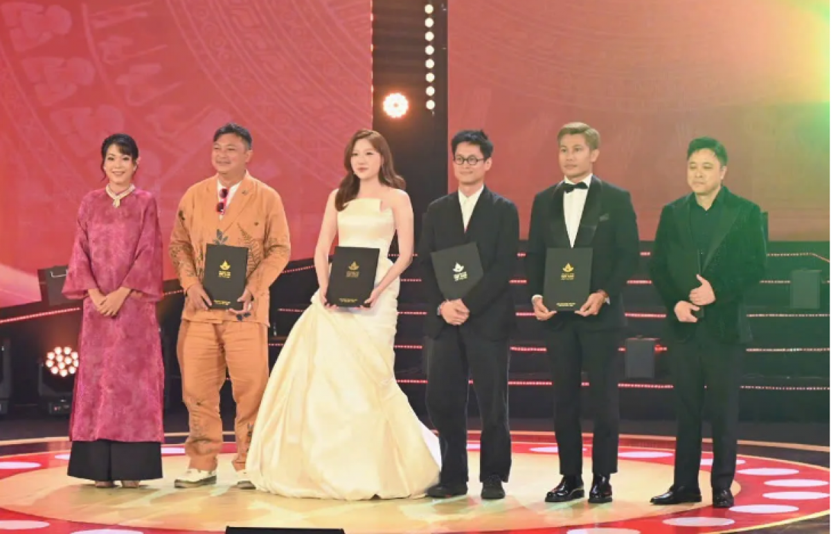 Phương Nam nhận giải thưởng trong LHP Việt Nam lần thứ XXIV. (Ảnh: VTV)