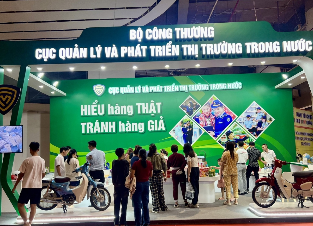 Tại khu vực Triển lãm - Hội chợ Sắc thu Quảng Ninh 2025, Cục Quản lý và Phát triển thị trường trong nước chủ trì việc trưng bày 17 gian hàng đặc biệt, bao gồm 16 gian hàng giới thiệu về các sản phẩm OCOP, sản phẩm là đặc sản các vùng miền và 01 gian hàng nhận diện thật - giả