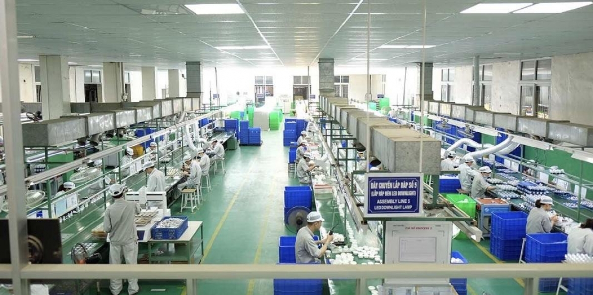 Công ty Cổ phần Bóng đèn Phích nước Rạng Đông, từ một nhà máy sản xuất bóng đèn phích nước truyền thống nay đã chuyển sang nhà máy sản xuất điện tử (sản phẩm của I-4.0+) trên các dây chuyền sản xuất hiện đại.