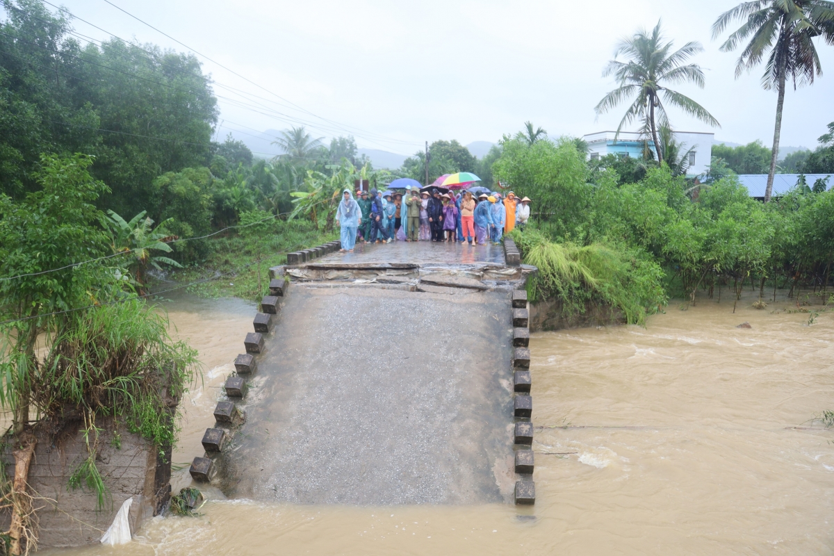 Rất đông người dân trồng chờ cầu tạm sớm hoàn thành
