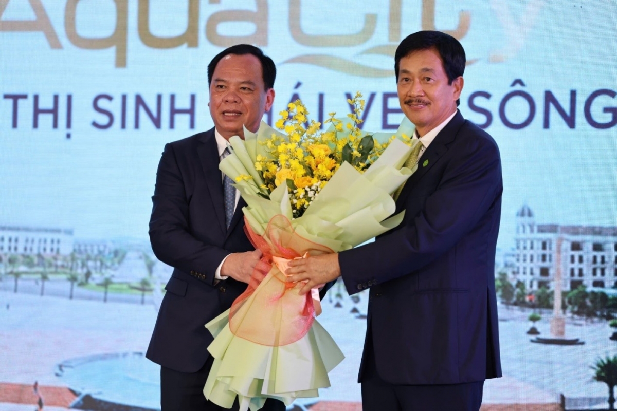 Lãnh đạo Tập đoàn Novaland (bên phải) tặng hoa cảm ơn lãnh đạo tỉnh Đồng Nai đã quyết liệt đồng hành tháo gỡ pháp lý cho dự án Aqua City