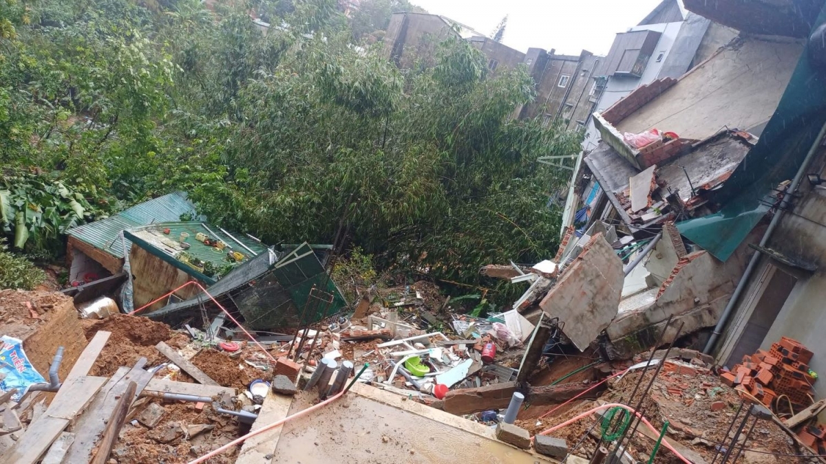 Sạt lở gây sập nhà dân và các công trình ở khối phố 3A, đường Hùng Vương, xã Khe Sanh