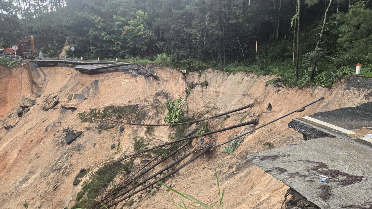 Sạt lở nghiêm trọng trên đèo Mimosa thuộc Quốc lộ 20 sau đợt mưa lũ.