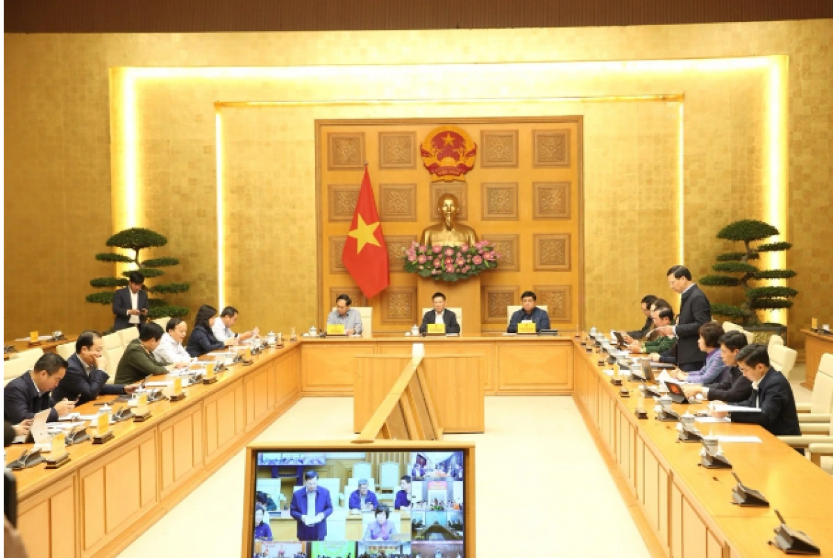 Các Phó Thủ tướng Chính phủ, lãnh đạo các bộ ngành, địa phương, cơ quan, Ban Chỉ đạo Phòng thủ dân sự Quốc gia tham dự cuộc họp tại điểm cầu trụ sở Chính phủ.