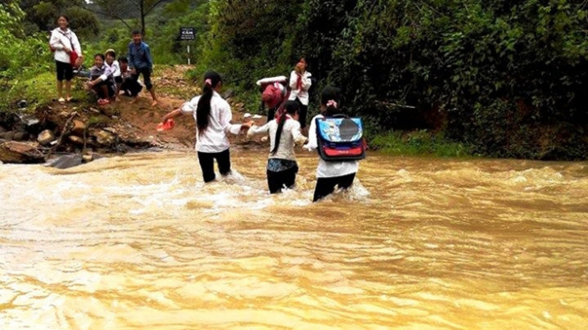 Dù con đường đến trường còn nhiều gian nan, nhưng nhiều học sinh luôn vượt lên hoàn cảnh để tìm con chữ
