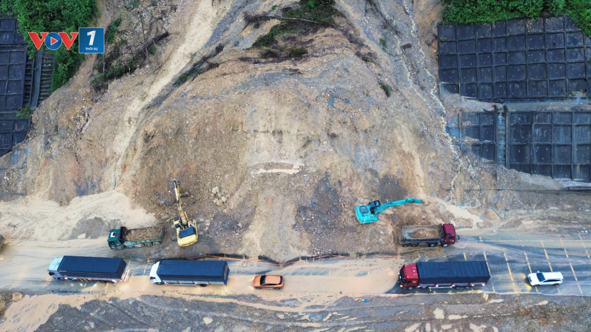 Xử lý sạt lở trên cao tốc La Sơn- Hòa Liên