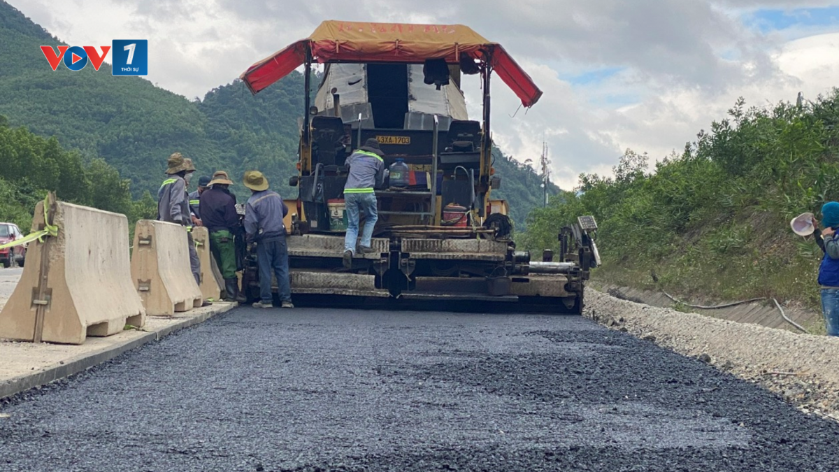 Thảm nhựa tại Km60 cao tốc La Sơn - Hòa Liên