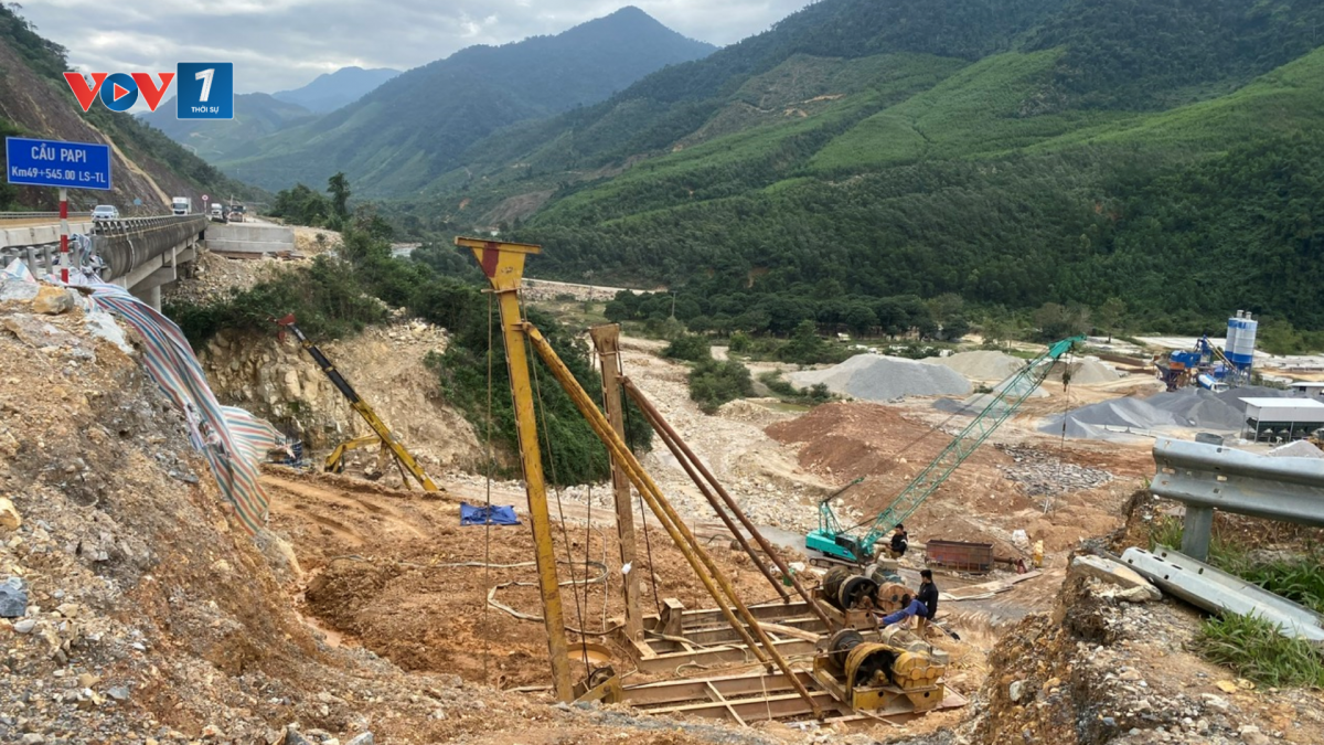 Thi công mở rộng cao tốc La Sơn- Hòa Liên