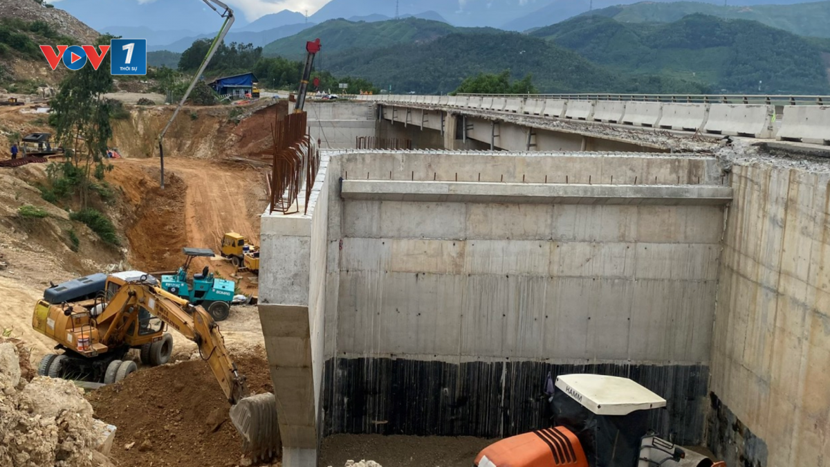 Thi công cầu Km47+500, cao tốc La Sơn- Hòa Liên