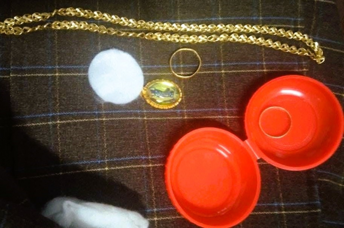 Số nữ trang phát hiện trong túi áo ấm