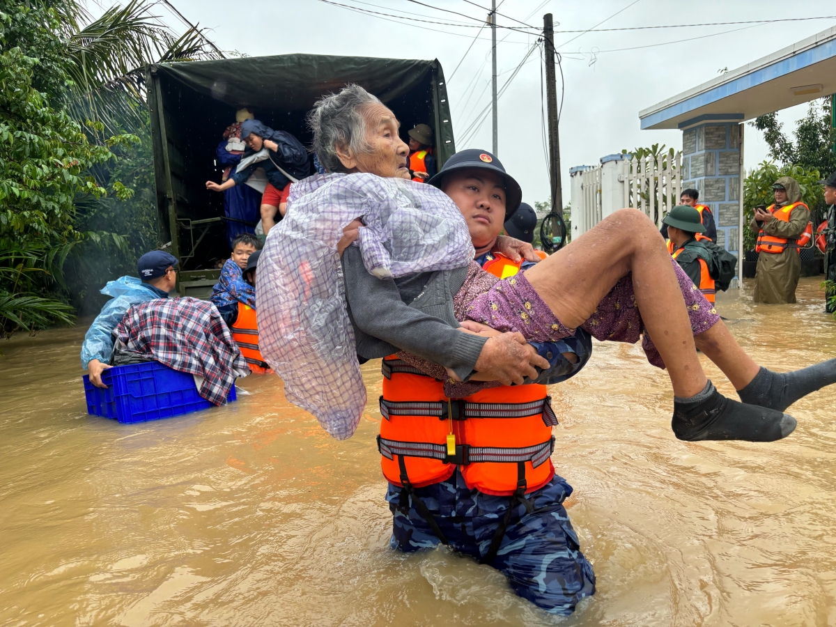 Các cán bộ chiến sĩ sơ tán người dân ra khỏi vùng ngập lụt