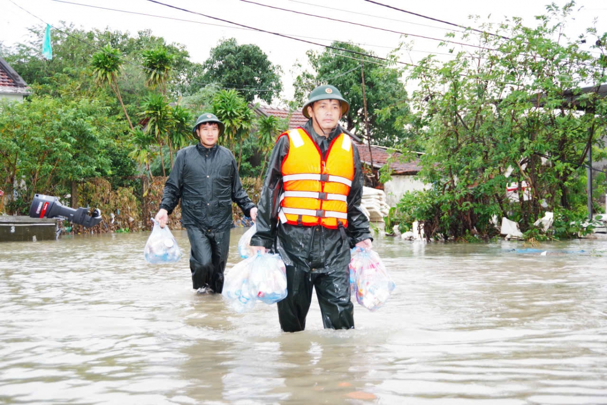 Tại những điểm còn ngập lực lượng chức năng mang nhu yếu phẩm vào tận nơi để trao đến bà con