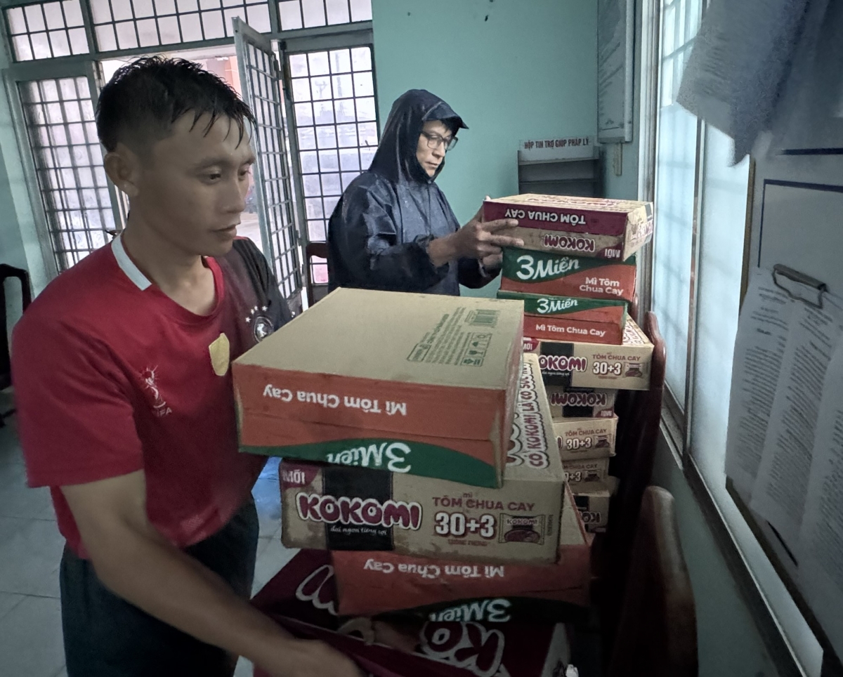 Tại tất cả các điểm tránh trú bão ở các xã, phường phía đông tỉnh Đắk Lắk, đều được bố trí nước uống đóng chai miễn phí và mì gói phục vụ bà con.