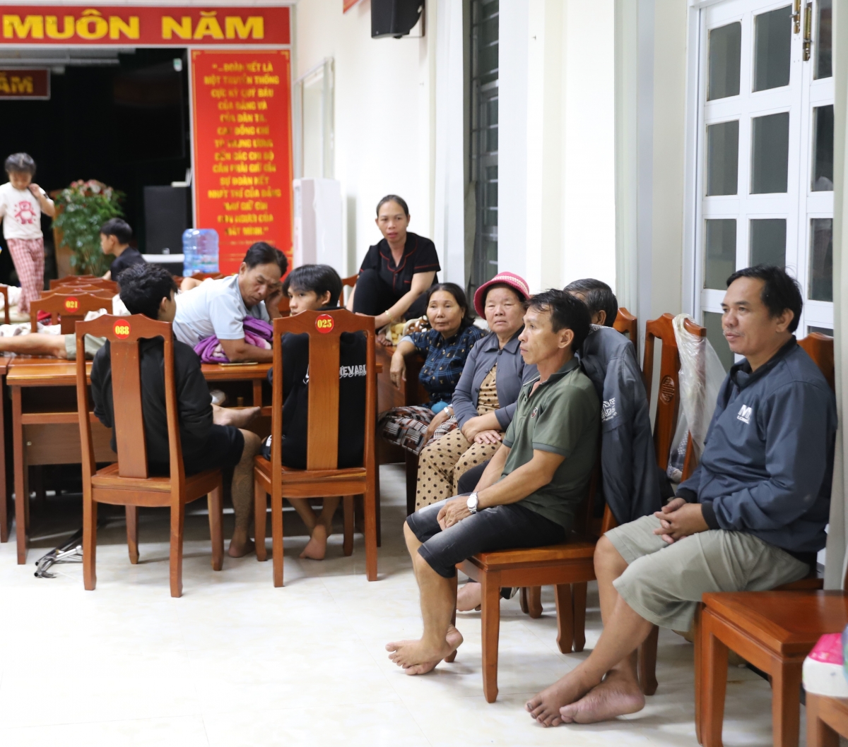 Tại trụ sở Đảng uỷ phường Xuân Đài, có khoảng 150 người dân tránh bão. Mọi người sử dụng bàn làm việc ghép lại thành giường nằm. Ai cũng an tâm ở nơi như thế này khi bão lớn đổ bộ.