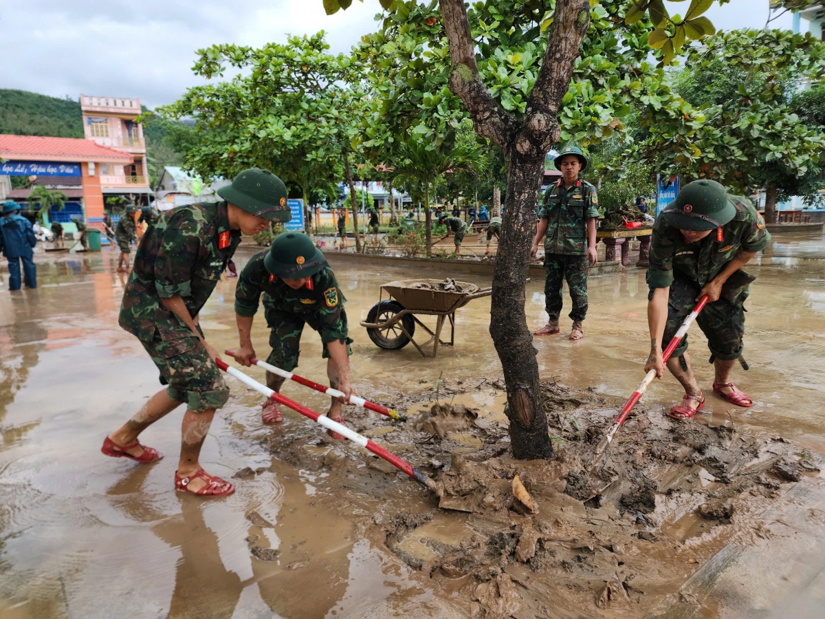 Bộ đội Quân khu 5 tập trung giúp các địa phương dọn dẹp vệ sinh môi trường các cơ sở y tế, giáo dục