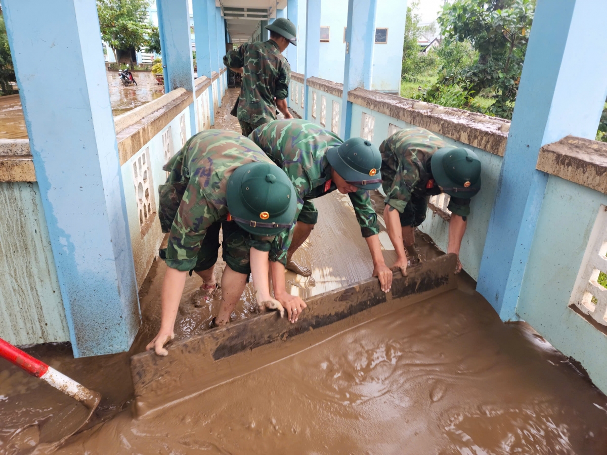 Bộ đội dọn dẹp lớp bùn non