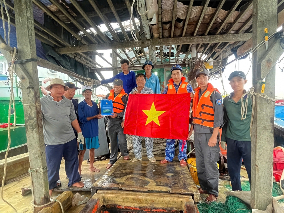 Tặng cờ Tổ quốc, phát tài liệu tuyên truyền