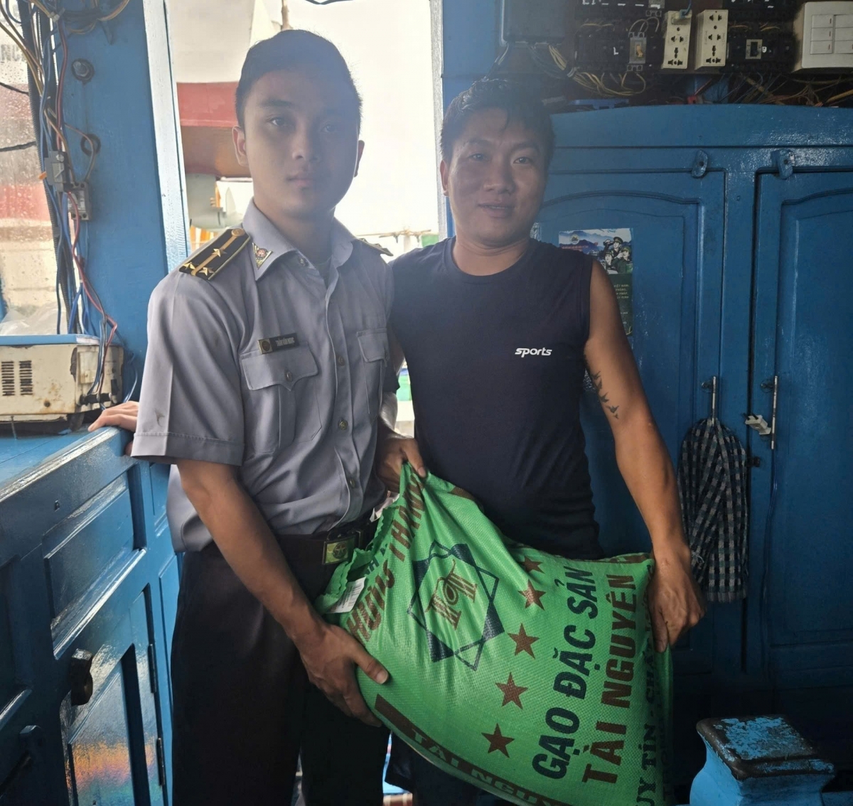 Tặng gạo cho ngư dân