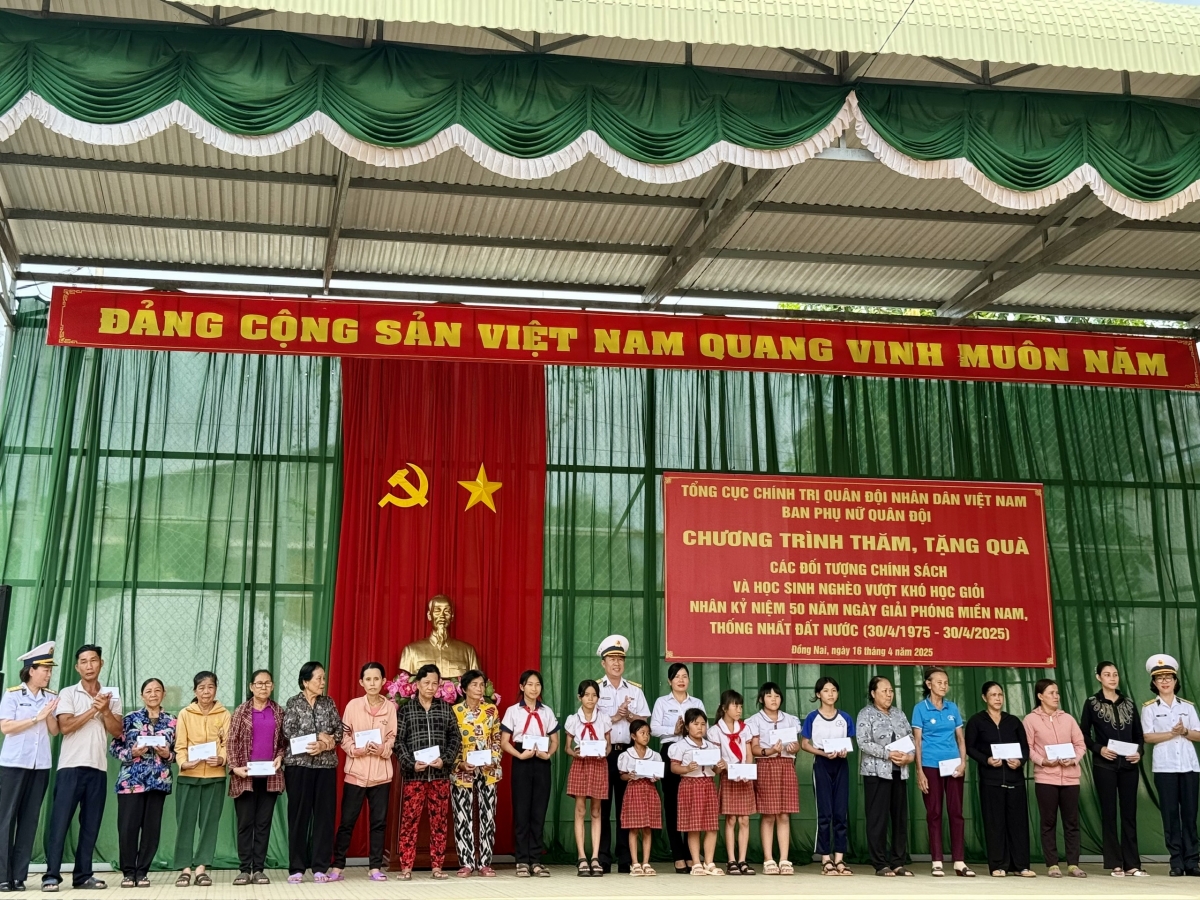 Tặng quà các gia đình chính sách và các cháu có hoàn cảnh đặc biệt trên địa bàn tỉnh Đồng Nai nhân kỷ niệm 50 năm Ngày giải phóng Miền Nam thống nhất đất nước