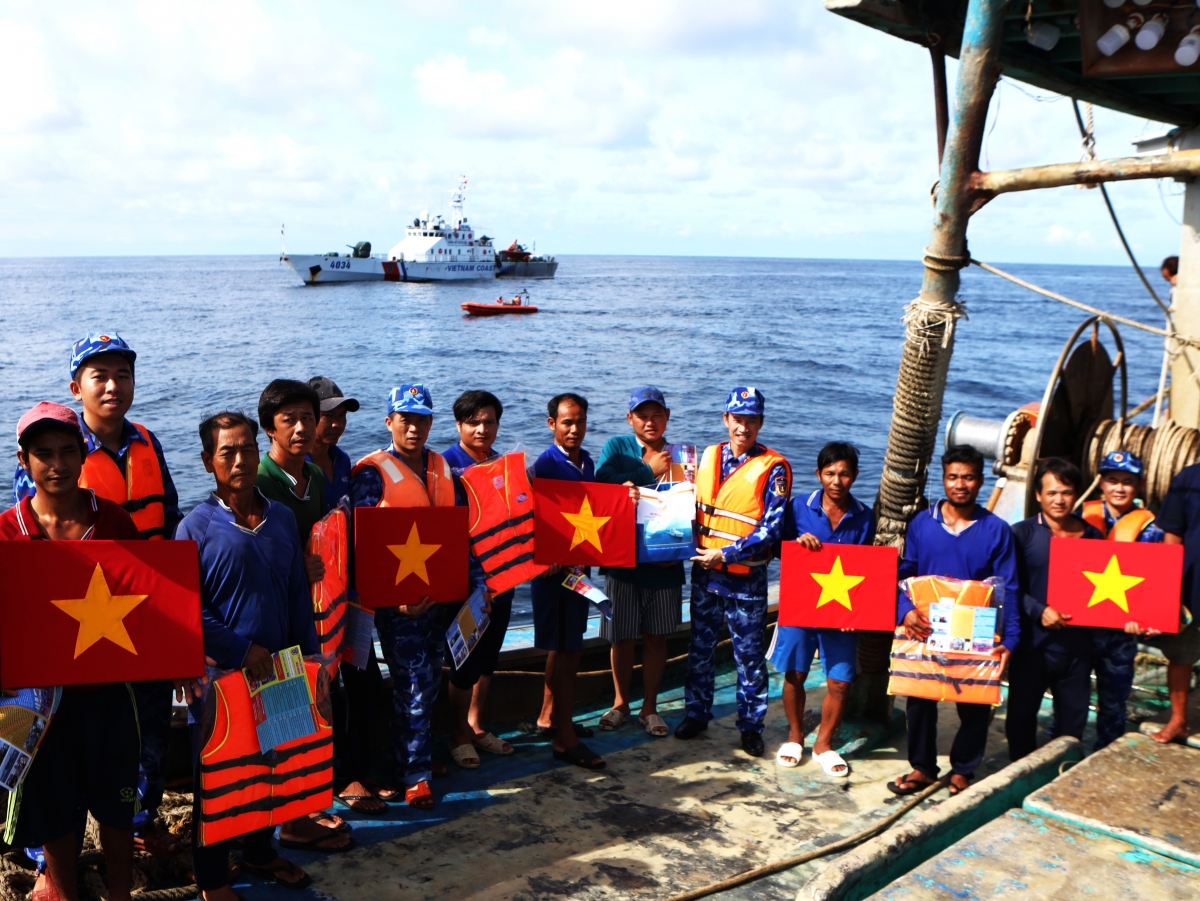 Tặng quà, cờ Tổ quốc cho ngư dân
 