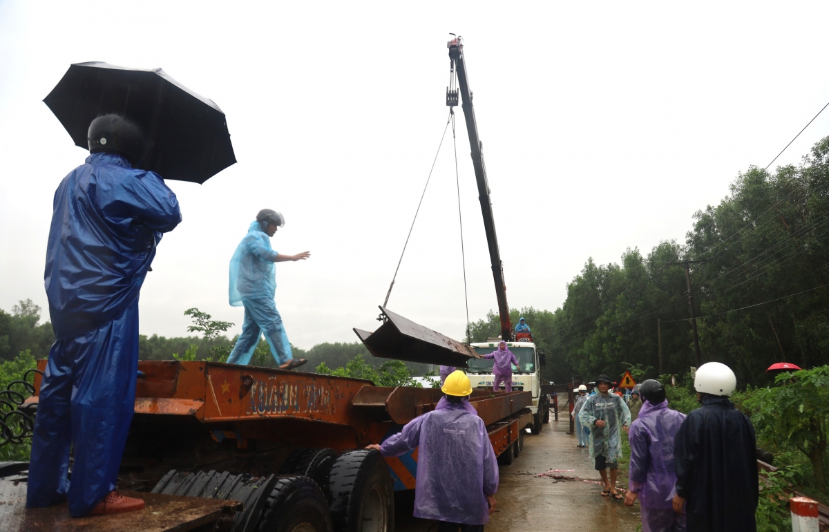 Tập kết vật liệu để làm cầu tạm