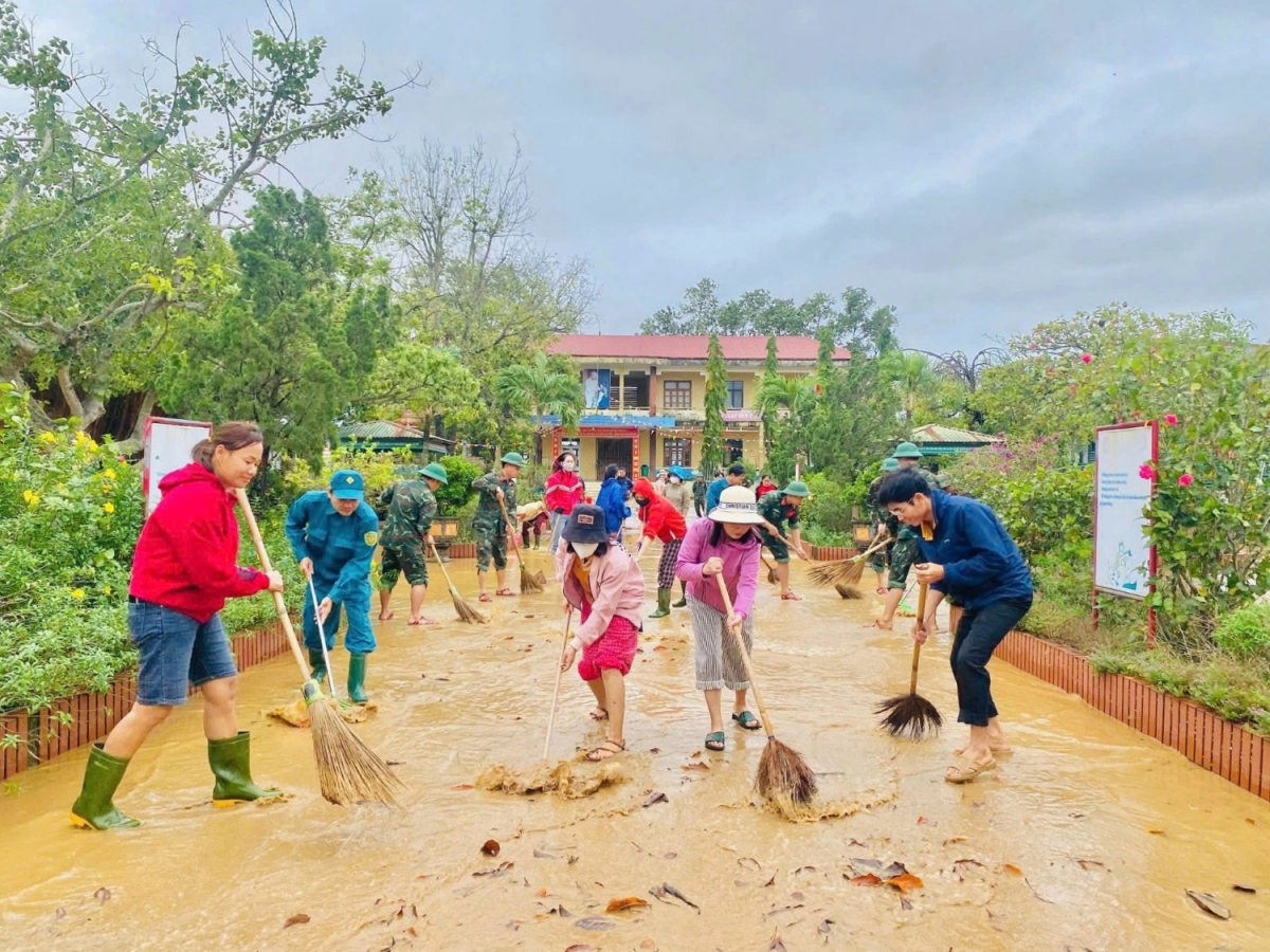 Tập trung dọn dẹp vệ sinh trường học, cơ sở y tế, trụ sở làm việc sau lũ sớm ổn định hoạt động