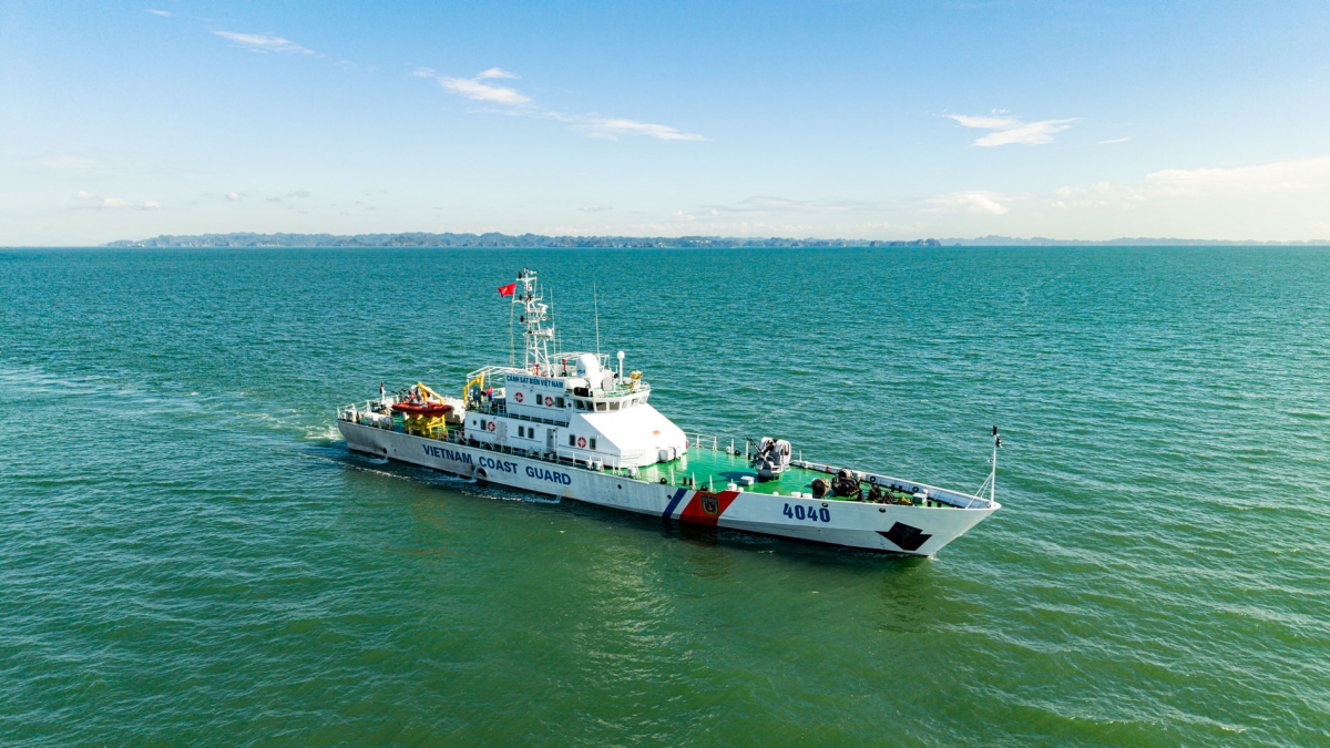 Tàu CSB 4040 trên biển