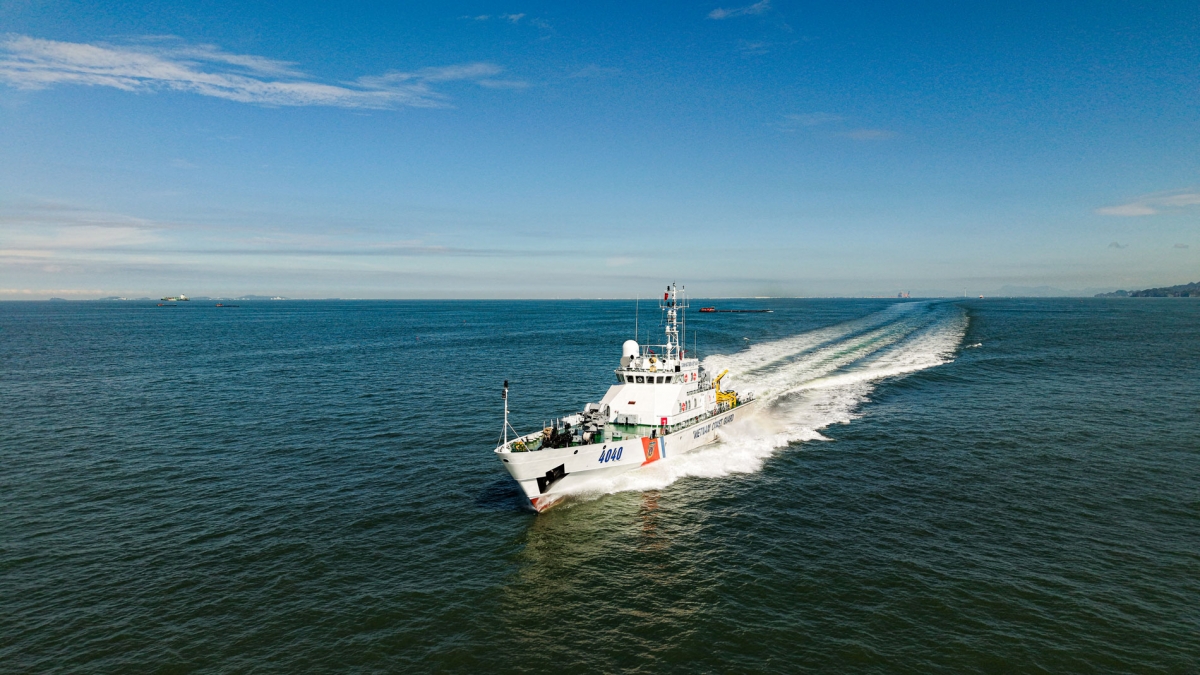Tàu CSB 4040 trên biển
