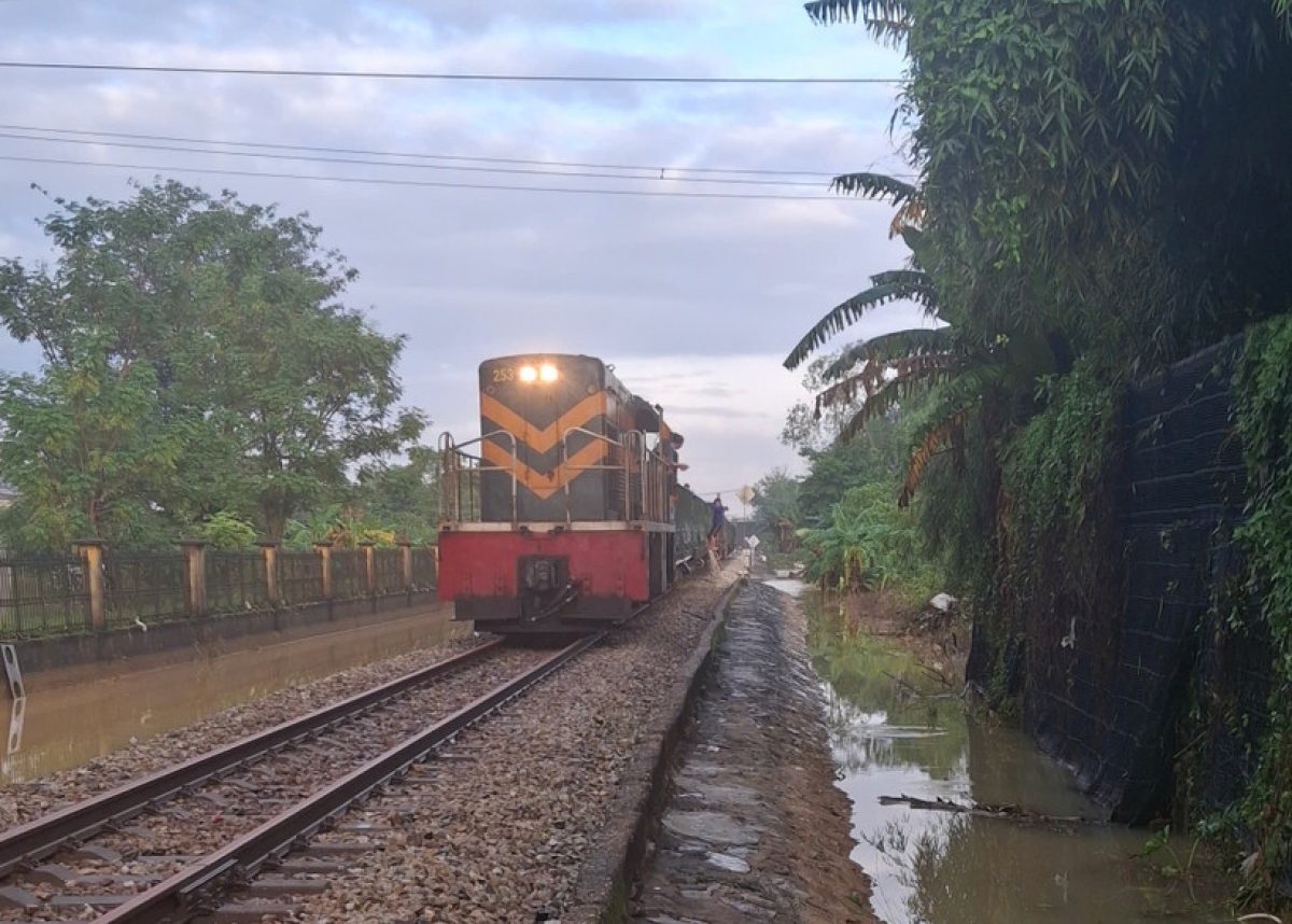 Thông tuyến đường sắt Bắc-Nam sau nhiều ngày bị chia cắt mưa lũ. (Ảnh: PV/Vietnam+)