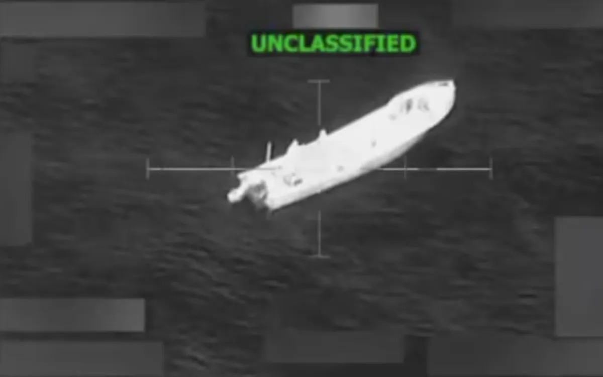 Ảnh chụp màn hình được trích từ video do Bộ trưởng Quốc phòng Pete Hegseth đăng tải, cho thấy một chiếc thuyền ngay trước khi bị tên lửa Mỹ tấn công vào ngày 9/11/2025 (Ảnh: X)